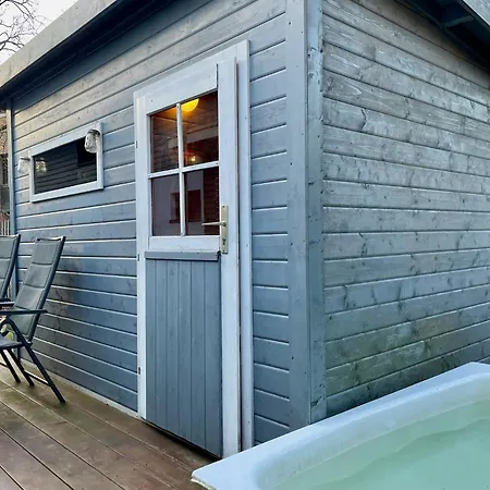 Modernes Holzhaus Im Skandinavischen Stil Mit Grossem Garten Und Sauna *